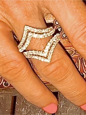 14K diamond band Chevron ring Size: 7
Ring Jacket Enhancer 1.10ctw Diamond